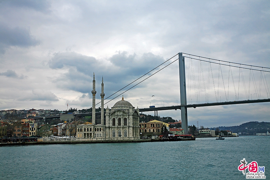 藍色のトルコ（二）、ボスポラス海峡で風に耳を傾ける