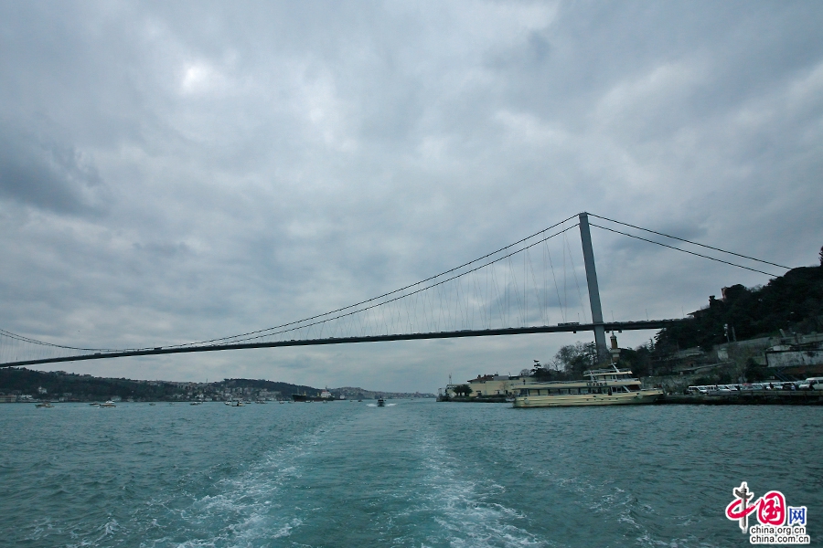 藍色のトルコ（二）、ボスポラス海峡で風に耳を傾ける