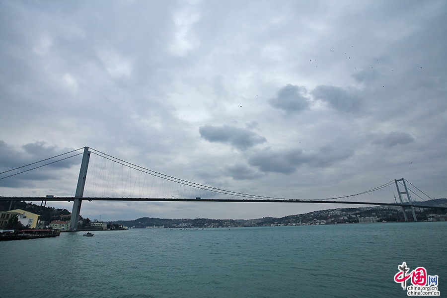 藍色のトルコ（二）、ボスポラス海峡で風に耳を傾ける