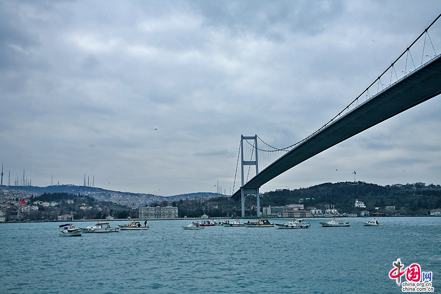 藍色のトルコ（二）、ボスポラス海峡で風に耳を傾ける