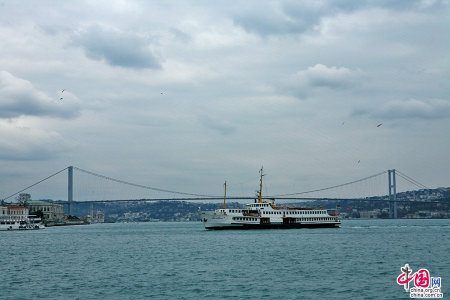 藍色のトルコ（二）、ボスポラス海峡で風に耳を傾ける