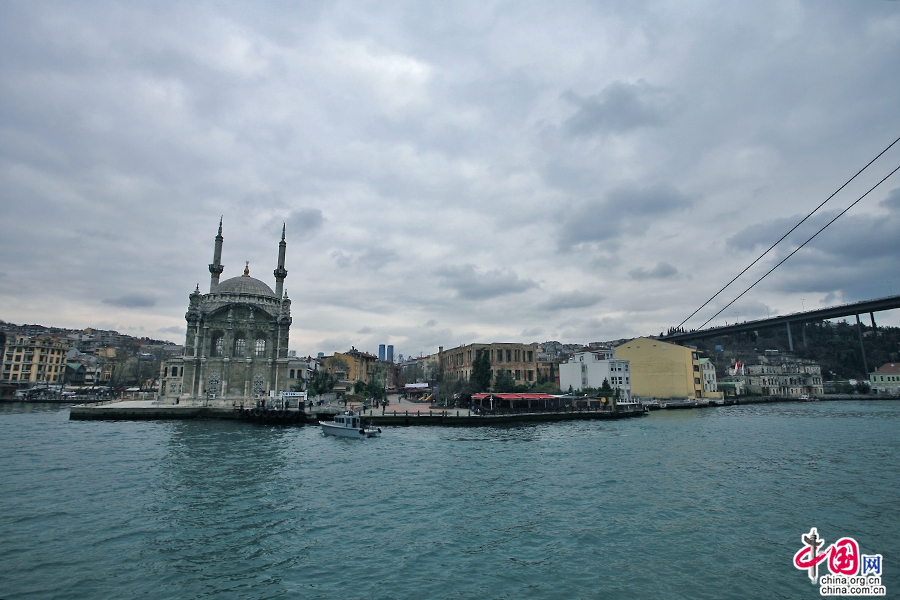 藍色のトルコ（二）、ボスポラス海峡で風に耳を傾ける