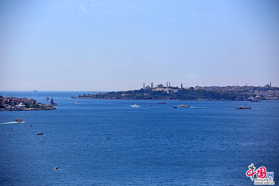 藍色のトルコ（二）、ボスポラス海峡で風に耳を傾ける