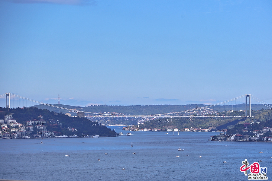 藍色のトルコ（二）、ボスポラス海峡で風に耳を傾ける