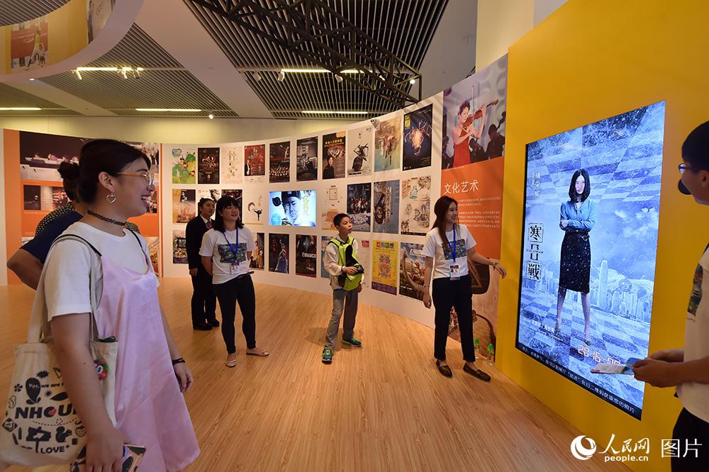 6月28日，市民参观“香港回归祖国二十周年”成就展，参与现场互动游戏。（人民网记者 翁奇羽 摄）