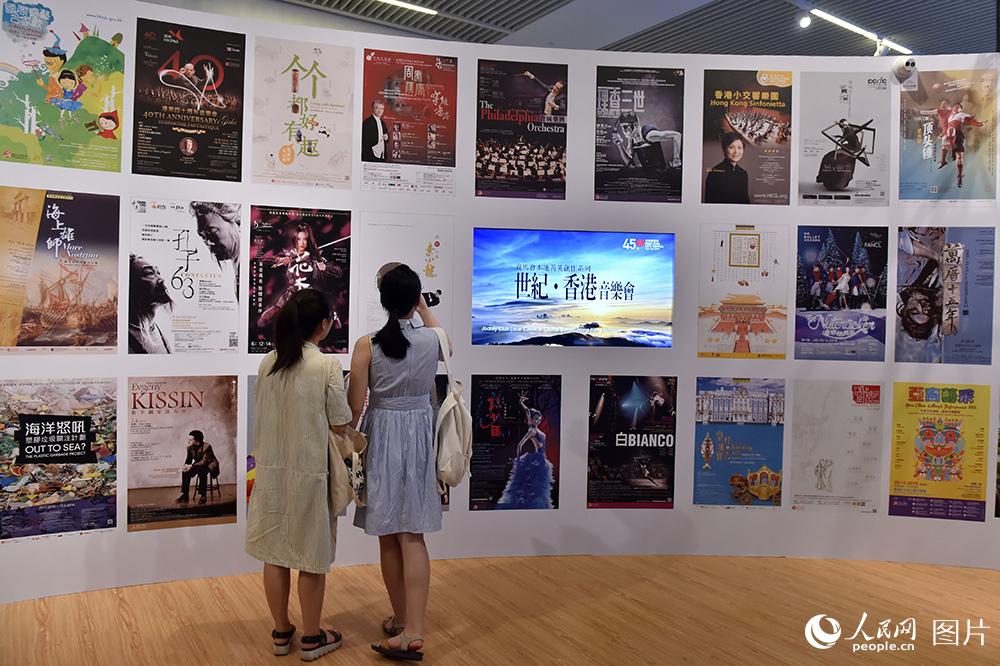 6月28日，市民参观“香港回归祖国二十周年”成就展。（人民网记者 翁奇羽 摄）