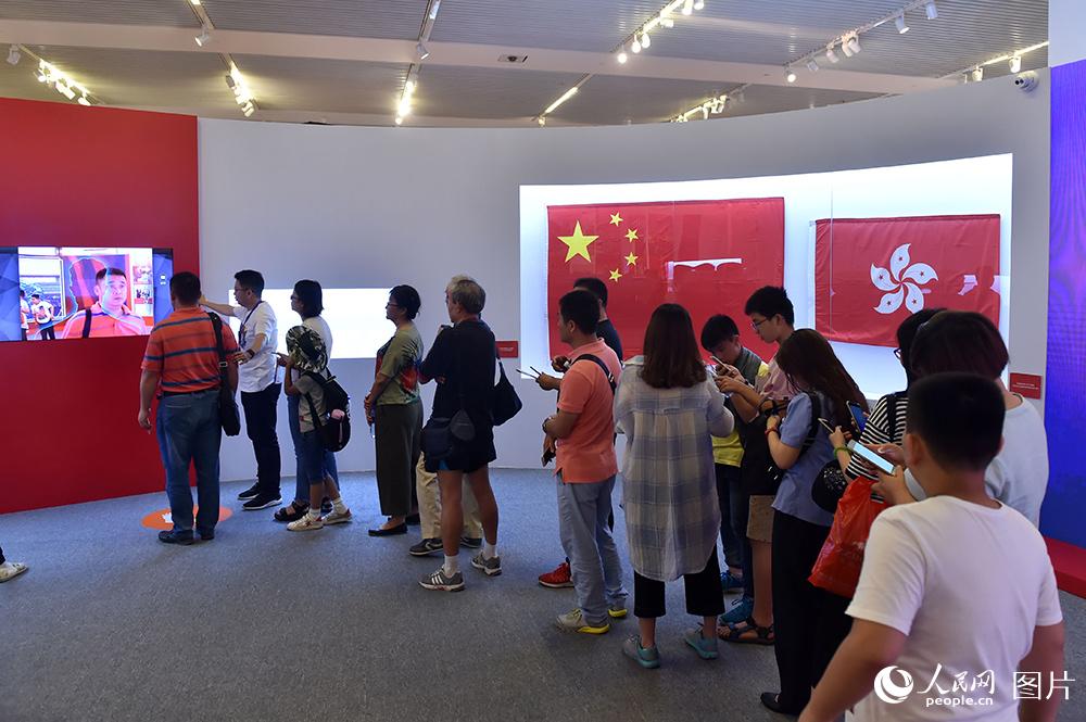 6月28日，市民参观“香港回归祖国二十周年”成就展，参与现场互动游戏。（人民网记者 翁奇羽 摄）