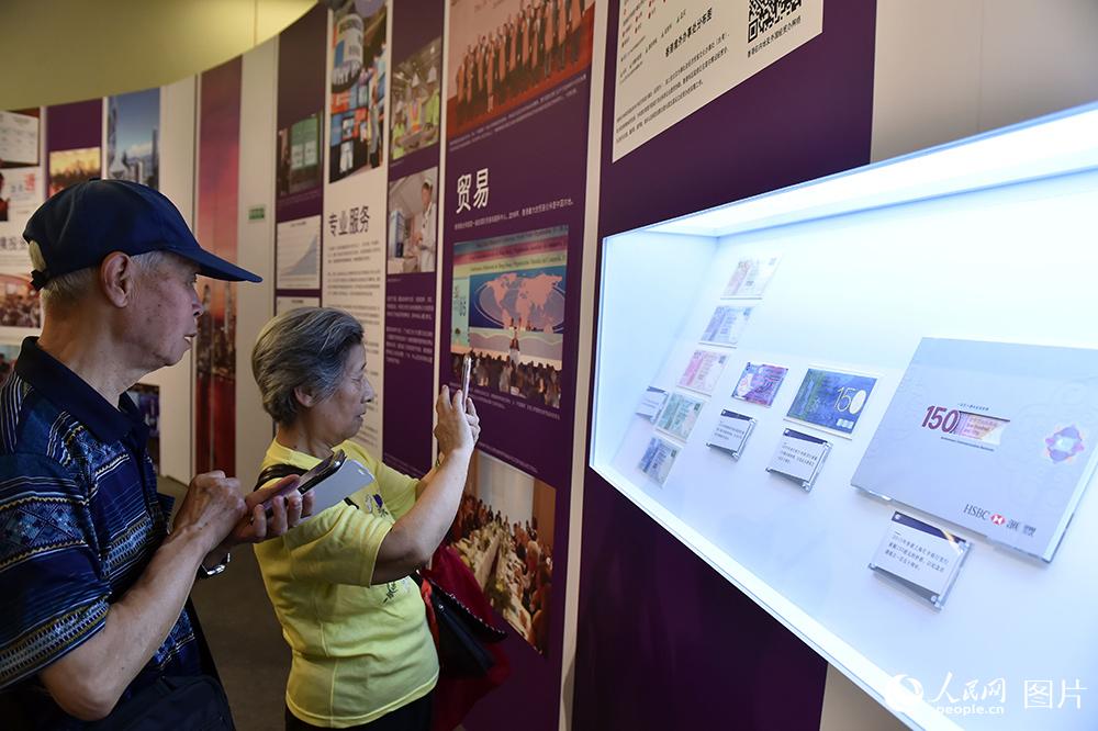 6月28日，市民参观“香港回归祖国二十周年”成就展。（人民网记者 翁奇羽 摄）