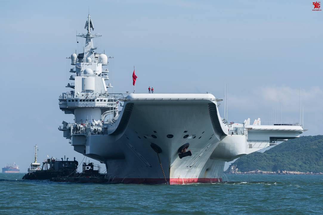遼寧艦が香港を訪問し、開放され、香港市民は遼寧艦を間近で触れる機会に恵まれた。あるネットユーザーは遼寧艦を1周し、各角度から写真に収めた。