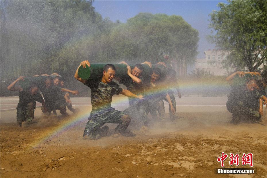 河西回廊の中央に位置する甘粛省張掖市で高温の日が続き、最高気温は38度に達し、地表温度は50度近くになった。武装警察張掖市森林支隊の兵士は酷暑の中でさまざまな技能・体力トレーニングを行なっている。