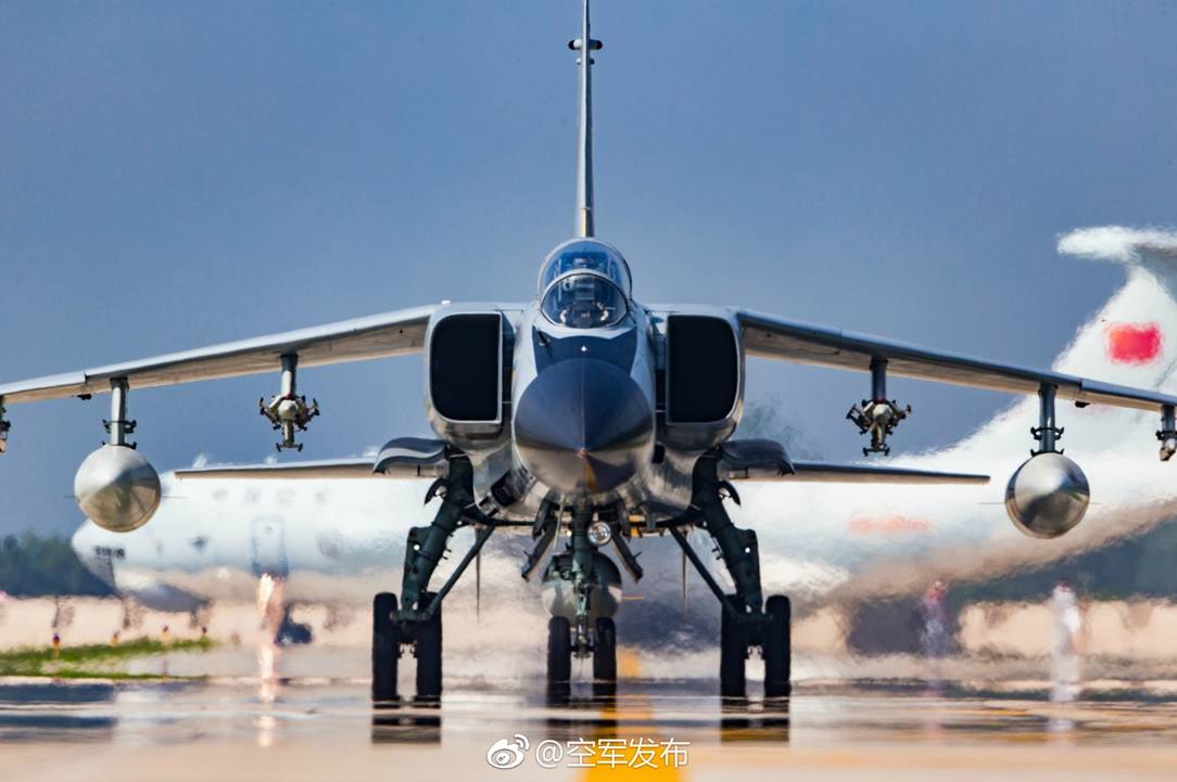 国際軍事コンテスト「Aviadarts–2017」がまもなく開幕する。中国空軍は国際軍事コンテスト–2017の「Aviadarts」と「空挺排」の2種目の開催を担当。2014年に航空兵部隊を「Aviadarts」に初めて派遣してから、中国空軍は3年連続でロシアでのコンテストに参加し、優秀な成績を収め、空軍の実戦レベルを高めている。