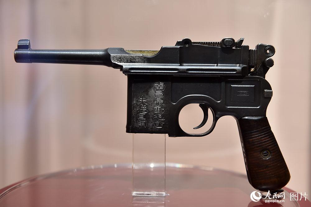 朱德在南昌起义时使用的德国造毛瑟M1896式（警用）7.63毫米手枪。（人民网记者 翁奇羽 摄）