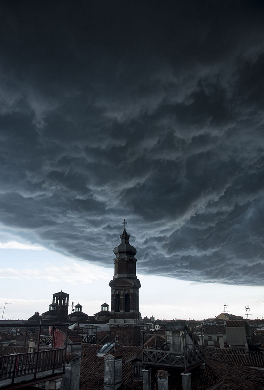 ベネツィアの空が黒い雲に覆われる この世の終わりのよう 中国網 日本語