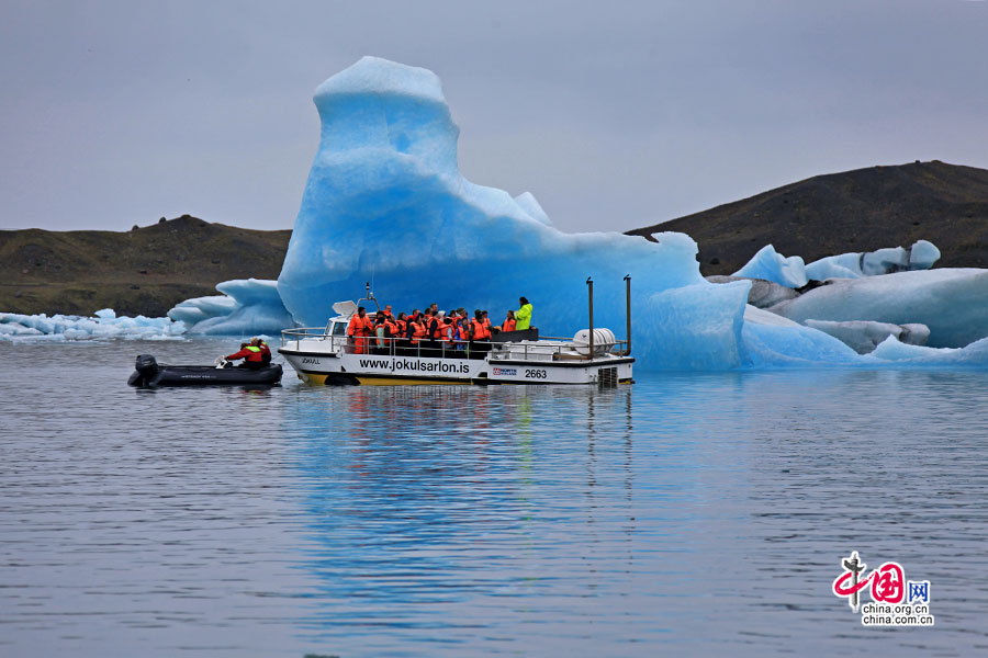 アイスランド　氷と炎の島（二）、冷たく青い氷湖