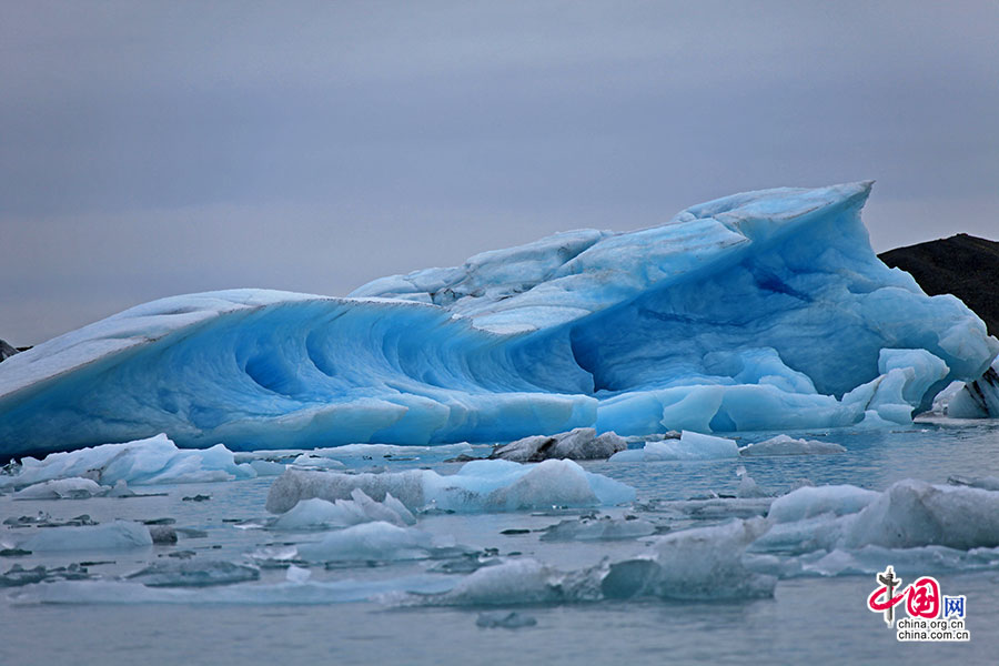 アイスランド　氷と炎の島（二）、冷たく青い氷湖