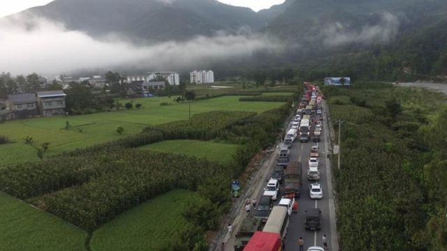 九寨溝でM7.0の地震発生　救援車両が立ち往生を食らう　四川省