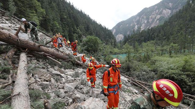 10人を救うため、救助隊員が地すべり區間を突破