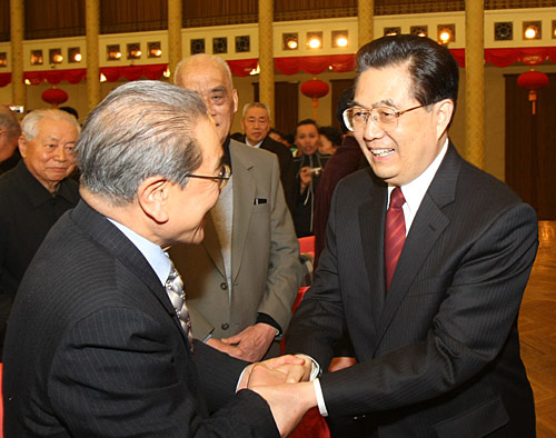 2月5日，中共中央、国务院在北京人民大会堂举行2008年春节团拜会。这是中共中央总书记、国家主席、中央军委主席胡锦涛同首都各界人士亲切交谈，祝贺新春。