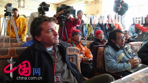 Китайские и зарубежные журналисты на пресс-конференции в лагере у вершины Джомолунгма