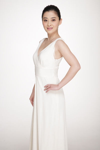 Мэй Тин в белом платье