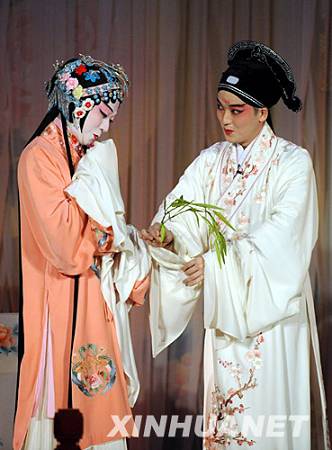6 мая, японский артист Бандо Тамасабуро (Bando Tamasaburo) (слева) и китайский актер Юй Цзюлинь вместе выступают с оперой «Павильон пионов».