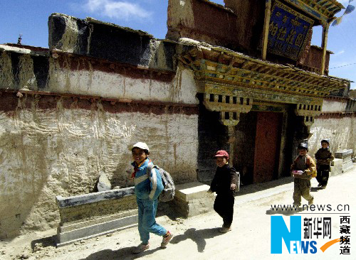 Тибетские дети после школы. Потомки бывших рабов теперь получают бесплатное обязательное образование.