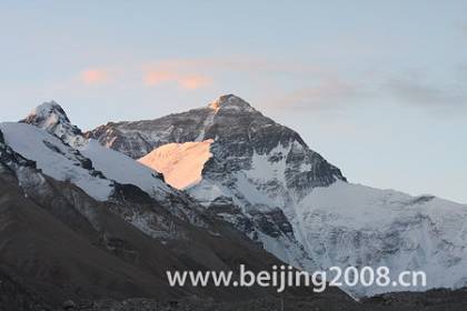 Ранним утором 8 мая отряд альпинистов отправился с базового лагеря высотой в 8300 м. над уровнем моря, чтобы доставить Олимпийский факел на вершину Джомолунгма.
