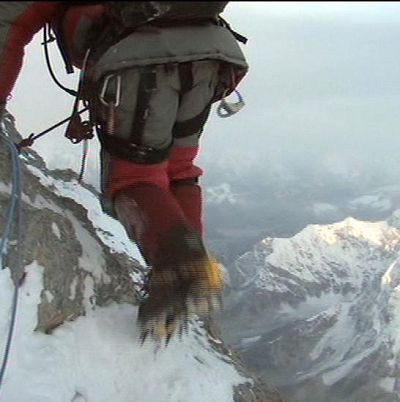 На снимке: альпинист поднимается по Джомолунгму.