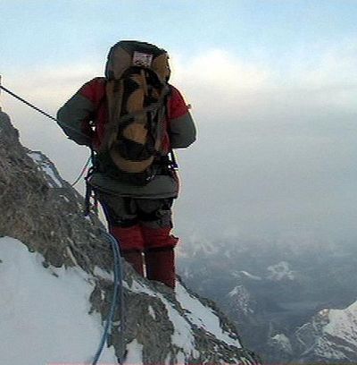 Отряд альпинистов приближается к вершине Джомолунгма. На снимке: альпинист поднимается на Джомолунгму.