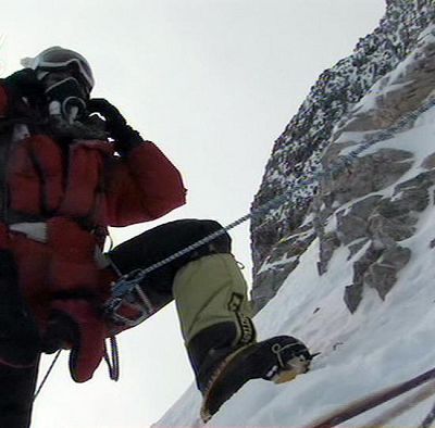 На снимке: альпинист поднимается на Джомолунгму.