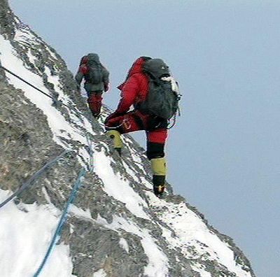 На снимке: альпинист поднимается на Джомолунгму.