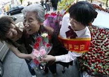 В 2006 году в день матери машина, украшенная тысячами гвоздиками, едет по проспектам и улицам Пекина, она помогает работающим детям подарить матери цветы.