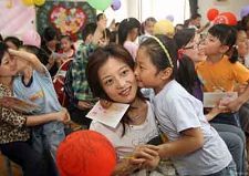 В городе Хэфэй провинции Аньхой десять с лишним матерей получают праздничное поздравление от своих детей. Дети подарили мамам поздравительные открытки, написанные их собственными руками, воздушный шарик и цветы гвоздики, они поцелуем поздравляют мам с Днём матери.