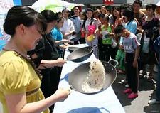 В универмаге города Нанкина в день матери состоится конкурс на лучшее приготовление блюда, многие женщины активно принимают участие в конкурсе, чтобы показать детям свое мастерство.