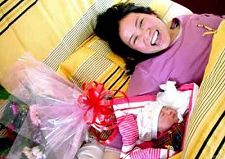 Роженица в городе Цзешоу провинции Аньхой в больнице получила букет гвоздиков, весело отметила первый в жизни день матери.