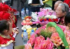 В городе Шэньян провинции Ляонин в день праздника дети поздравили 97-летнюю незамужнюю госпожу с праздником, чтобы старики без детей наслаждались семейным счастьем.