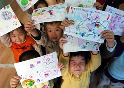 В канун дня матери в детском саду в городе Чжэнчжоу провинции Хэнань десять с лишним детей радостно передают почтальону свои поздравительные открытки, счастливые матери в первый раз в жизни будут получать поздравительные открытки от своих детей.