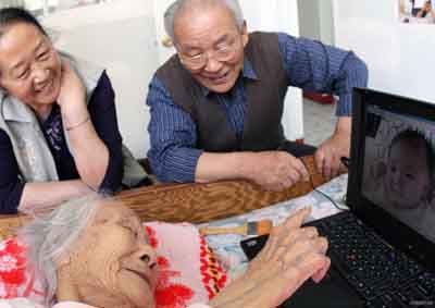 В 2007 году в провинции Шаньси в городе Чанчжи 107-летний старуха по имени Линь Юнтянь отметила незабываемый день матери, она через интернет увидела внука и правнука, живущих в Канаде.