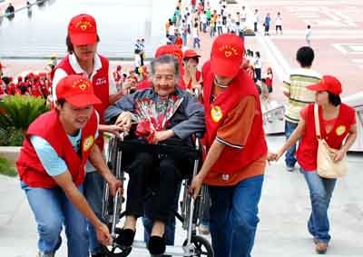 В 2007 году в день матери в городе Чуанчжоу провинции Фуцзянь молодые волонтёры вместе с одинокими старухами и старухами-инвалидами посещают музей, что доставило одиноким старухам доброту и теплоту в день матери.