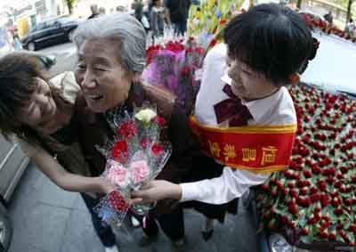 В 2006 году в день матери машина, украшенная тысячами гвоздиками, едет по проспектам и улицам Пекина, она помогает работающим детям подарить матери цветы.