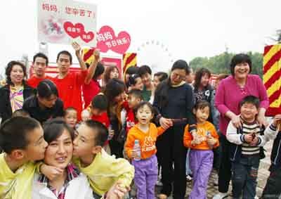 В 2007 году в день матери в городе Тяньцзин 10 с лишним пар близнецов из клуба близнецов со своими мамами собираются в парке, они этим поздравляют мам с праздником матери.
