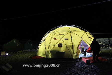 Палатка командира по доставке олимпийского огня на Джомолунгму