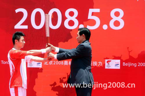 В 12:10 в Шэньчжэне стартовала эстафета огня Пекинской Олимпиады