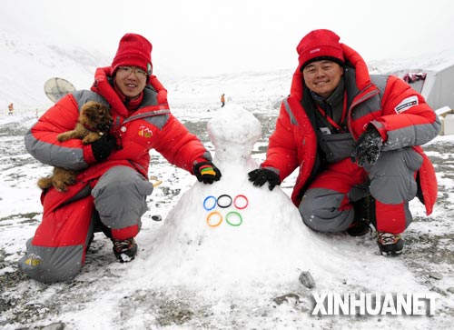 Снеговик с изображениями пяти колец Олимпиады в базовом лагере на Джомолунгме