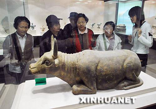 6 мая, туристы осматривают ценный памятник – медный бык в Музее мавзолеев императоров династии Западная Ся.