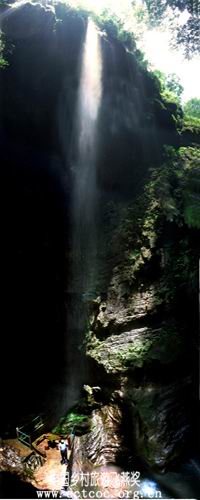 Ущелье Цзиньдао расположено на юго-западном подножии горы Хуаиншань района Бэйбэй города Чунцин. Там 