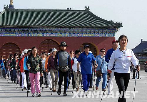 8 мая, в парке Храма Неба группы пекинцев занимаются спортивной ходьбой.