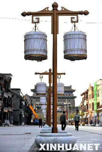 Уличные фонари в форме птичьей клетки установлены по обеим сторонам проспекта Цяньмэнь дацзе.