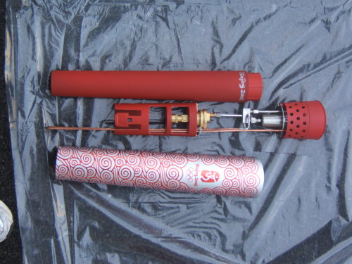 Факел состоит из четырех частей: верхний и нижний корпуса, зажигающее устройство и цистерна с топливом.