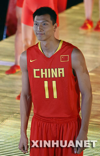 12 мая, китайский баскетболист И Цзяньлянь демонстрирует новую спортивную форму.
